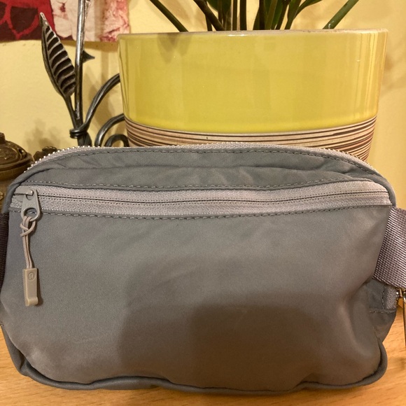 Lululemon Everywhere Gray Belt Bag Crossbody Purse Waist Fanny Pack Travel GUC - Picture 4 of 15